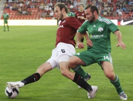 Roman Hubník (vlevo) v utkání s řeckým Panathinaikosem.