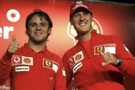 Michael Schumacher s Felipem Massou.