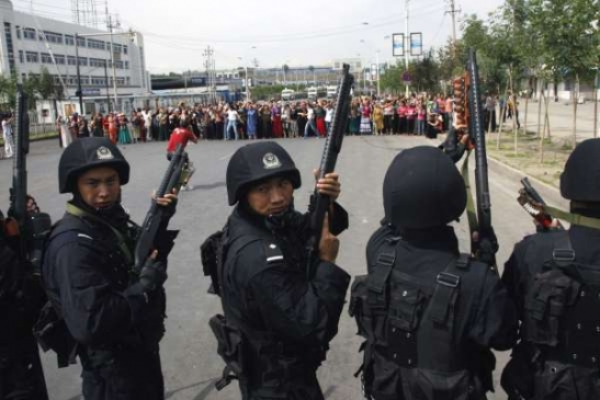 Čínská policie čelí davu protestujících Ujgurů.
