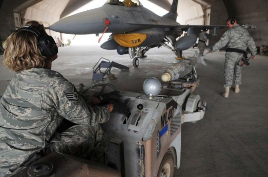 Vyzbrojování F-16 před bojovým letem.