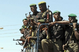 Armáda tvrdě zasahuje proti radikálním mulismům na severu Nigérie.