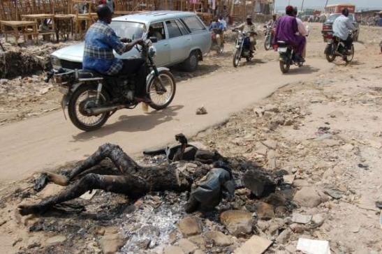 Oběť etnických střetů v Nigérii (2006).