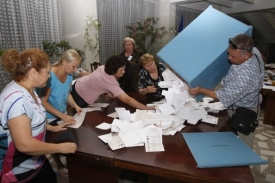 Večerní sčítání hlasů poslalo do čela opozici.