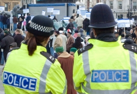 Britská policie přihlíží muslmské demonstraci (ilustrační foto)