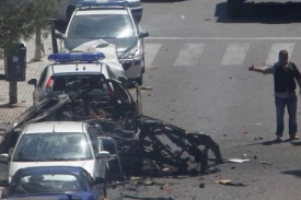 Exploze automobilu usmrtila dva policisty.