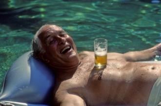 Biggs si užívá ve svém bazénu v Brazílii.