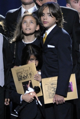 Děti Michaela Jacksona: (vlevo) Paris a Prince Michael.