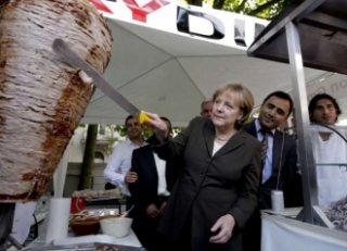 Zařízne v září Merkelová SPD? Kancléřka v kiosku u 'Turka'.