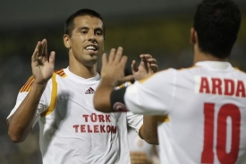Baroš se raduje z gólu se svým spoluhráčem Ardou.