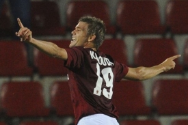 Luboš Kalouda slaví gól do sítě Panathinaikosu.