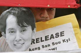 Za propuštění Su Ťij se demonstruje po celé jihovýchodní Asii.