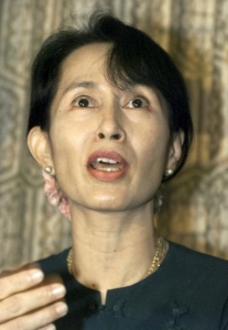 Deset let starý snímek Su Ťij z tiskové konference v Rangúnu.