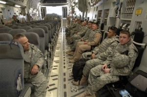 Uvnitř letounu C-17 na dlouhé cestě do Afghánistánu. Zastávka je třeba