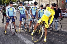 Tým Astany v čele s vítězem Tour de France Albertem Contadorem.