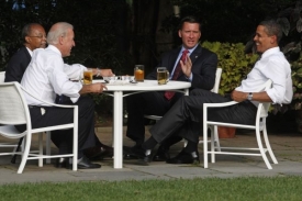 Obama a jeho př&aacute;tel&eacute; při d&yacute;ch&aacute;nku v B&iacute;l&eacute;m domě.