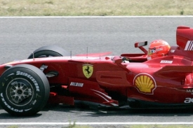 Michael Schumacher při první tréninku po tříleté pauze.