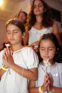 Modlící se děti v americkém státě Florida.