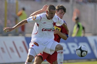 Slávista Hloušek (v bílém) bojuje o míč s brněnským Rabušicem.