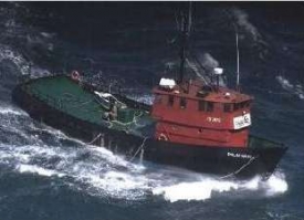 Loď Polar Mist se dostala do prudké bouře, posádka ji pak opustila.