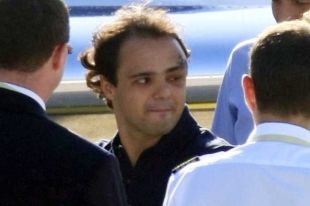Zraněný pilot formule 1 Felipe Massa na letišti v Budapešti.