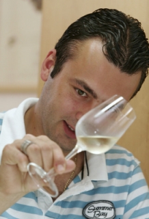 Degustátor Vít Esterka při hodnocení vzorku vína na soutěži Král vín.
