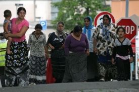 Desítky Romů přišly zpět k vinohradské nemocnici.