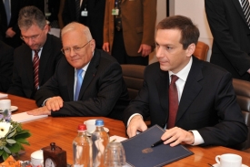 Maďarský ministr zahraničních věcí Balázs (vlevo) a premiér Bajnai.