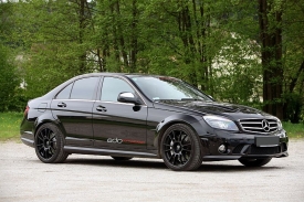 Mercedes po úpravách údajně dosahuje až 320 km/h.