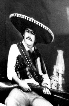Pablo Escobar převlečený za Pancho Villu.