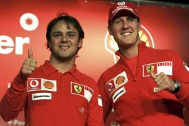 Michael Schumacher (vpravo) a Felipe Massa.
