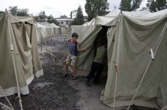 Ještě rok po válce bydlí mnozí v Jižní Osetii ve stanech.