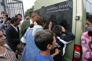 Romové oblehli auto pohřební služby, které tak nemohlo odjet.