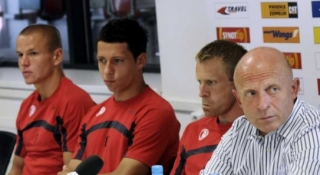 Marek Suchý (druhý zleva), úplně vpravo trenér Slavie Karel Jarolím.