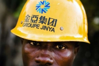 Afričtí dělníci pracující pro Číňany v Conakry.