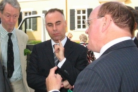 Markus M. Hasler (uprostřed) má pověst obchodníka s tvrdými lokty.