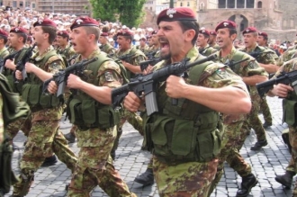 V italských ulicích už hlídkuje armáda. Regiment Tuscania.
