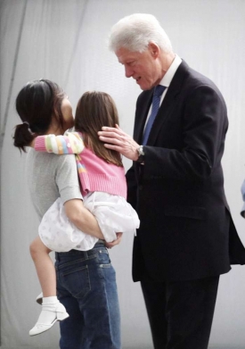 Clinton s Leeovou a její dcerkou.