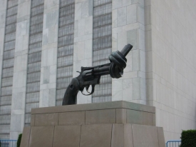Budova OSN v New Yorku. Bez zbraní se mírové mise neobejdou.