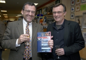 Jiří Majstr (vlevo) zpravodajské zkušenosti z USA využil i v knize.