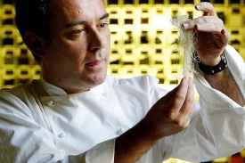 Průkopníkem molekulární kuchyně je šéfkuchař Ferran Adría.
