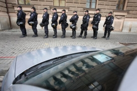 Průměrná výsluha policisty činí 9 467 korun.