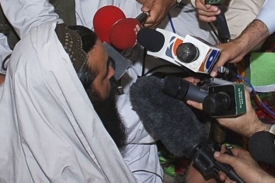 Baitulláh Mahsúd mluví s reportéry v Jižním Vazíristánu.