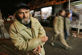 Bezdomovec zaplatil za setkání s Tvrdým životem. (ilustrační foto)