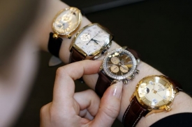 Luxusní hodinky stojí desetitisíce dolarů, v krizi se moc neprodávají.