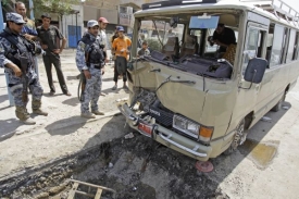 Policisté zajišťují poničený autobus v bagdádské čtvrti Sadr.