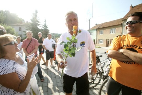 Mirek Topolánek dostal i konkurenční oranžovou růži.