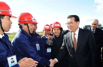 Vládní delegace s Pekingu u čínských stavařů v Alžírsku.