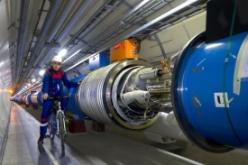 Urychlovač LHC provázejí dlouhodobě problémy.