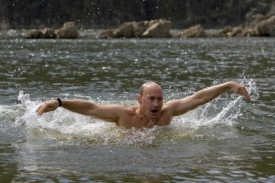Britský Guardian analyzoval i Putinův plavecký styl.