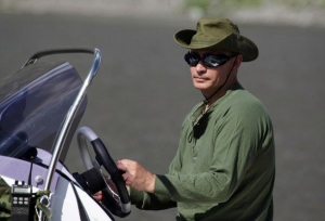 Putin v zeleném na dovolené. Další z mnoha momentek drsného muže.